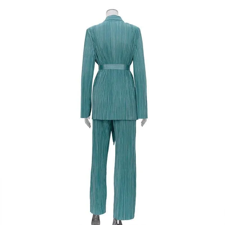 Elegant suit with split sleeves, lace-up shirt and pleated pants.